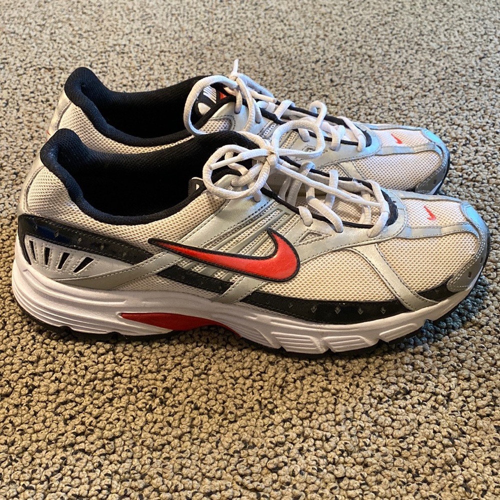 Nike Men's White Black Red Athletic Running Shoes